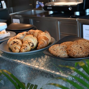 Croissanter vil man altid kunne få i cafeen og det samme med den særlige cookie, der koster 12 kroner.