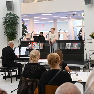 Saga Forstholm fra Tårnby Musikskole sang ”Tomorrow” fra musicalen Annie.