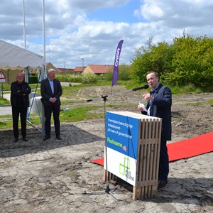 Borgmester Allan S. Andersen holder tale for blandt andet  Jens Kramer Mikkelsen, Marting Kring og Nikolaj Jørgensen.