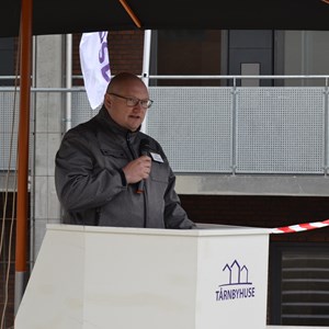Formanden for Tårnbyhuses organisationsbestyrelse Torben Magaard taler