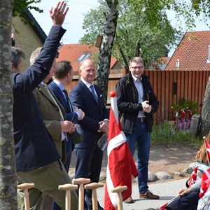 Kronprinsen gav et stort bifald til børnene i Vestamager Naturbørnehave for deres udgave af "Skovsangen". 