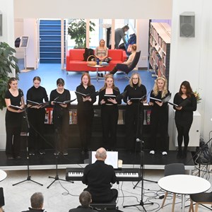 Tårnby Musikskoles kor Nordlys sang indvielsen i gang. Ved klaveret er det musikskolelærer Jens Trygve Dreijer.
