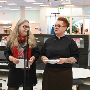 : Biblioteksleder Bente Nielsen og leder af Café Cookie Mia Vega Møllgren takkede i deres tale alle de ansatte i cafeen og alle dem, der har arbejdet for, at biblioteket fik en cafe.