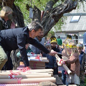 Kronprinsen var klar med en hjælpende hånd til en af de små Tårnby-borgere.