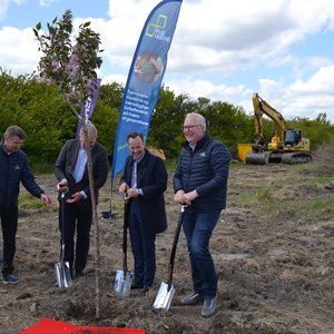 Borgmester Allan S. Andersen, Jens Kramer Mikkelsen, Marting Kring og Nikolaj Jørgensen er klar til at plante nabotræet.